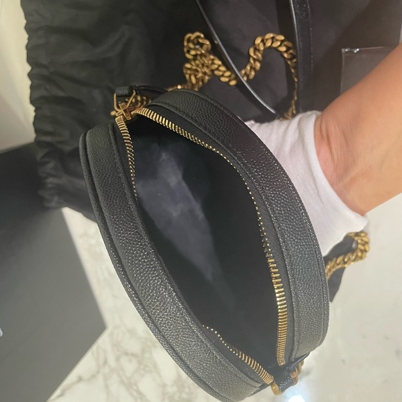 🚫⚠️ SOLD ⚠️🚫 Vinyle Round Quilted Leather Camera Bag (Black) - Picture 5 of 10